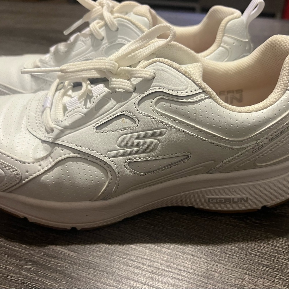 Tennis shoes